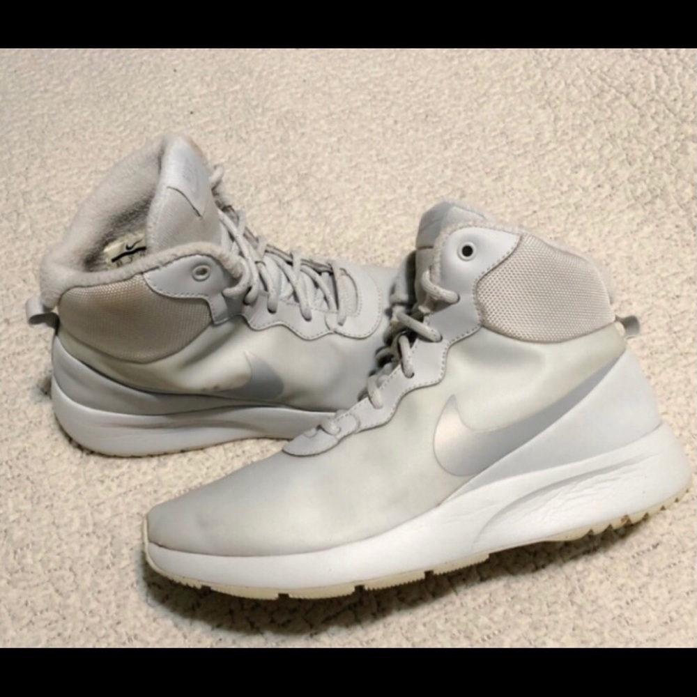 NIKE Women’s Tanjun High Winter Fitness Sneakers.